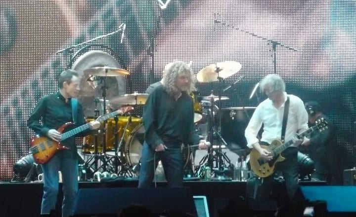 Led Zeppelin performing live, Robert Plant fronting