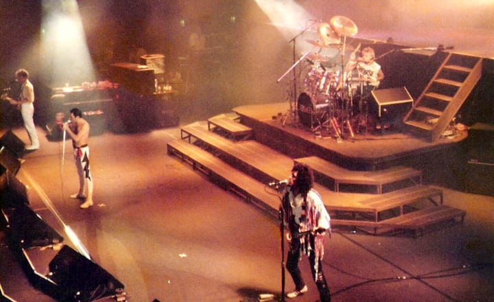 Queen live, Freddie Mercury fronting the band
