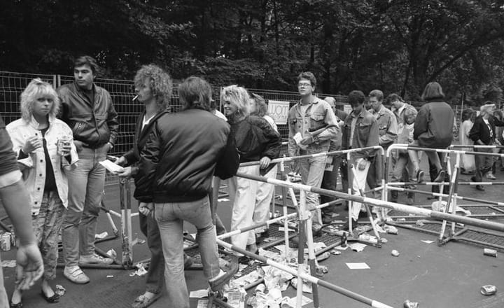 Crowds waiting for Michael Jackson's Bad world tour, Berlin 1988