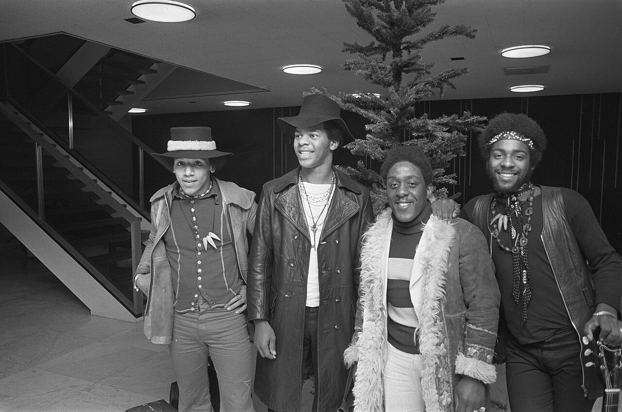 Artiesten arriveren op Schiphol ivm optreden voor Unicef popgroep Real Thing, Bestanddeelnr 926-0983.jpg