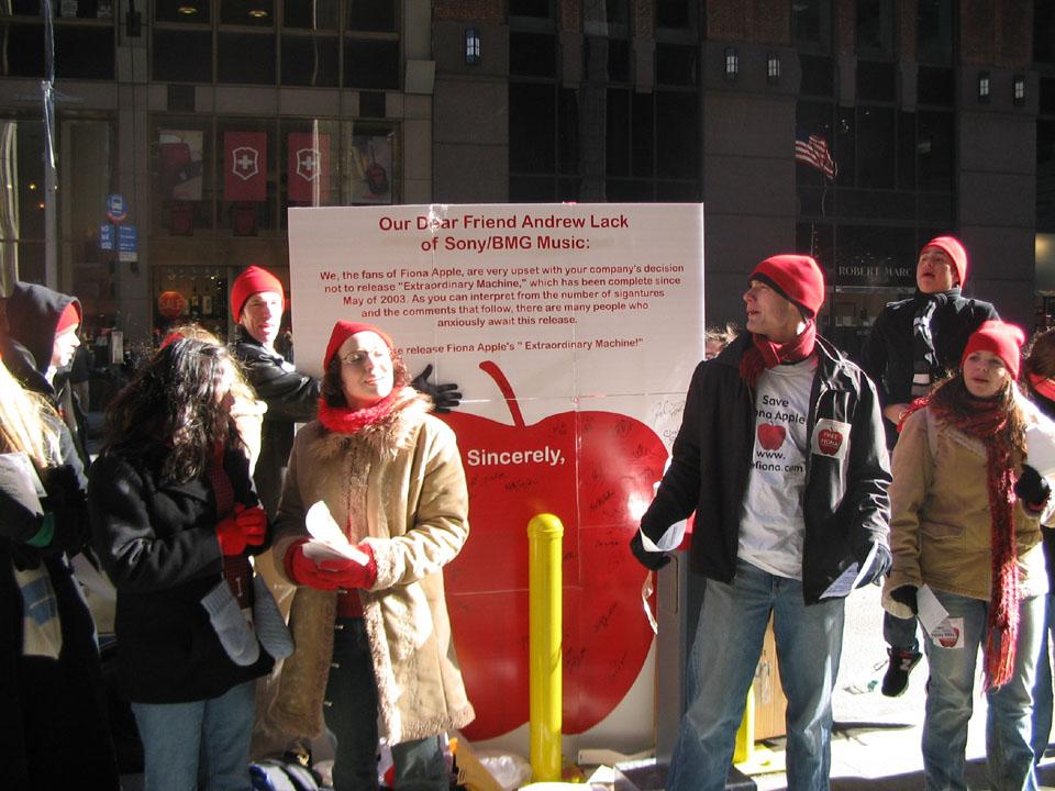 Free Fiona protest outside Sony BMG headquarters in NYC 28-01-2005.jpg
