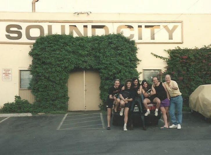 Parte del staff de Rata Blanca en Sound City Studios, un estudio de grabación en Los Ángeles, California, Estados Unidos, conocido como uno de los más exitosos en la música popular.jpg