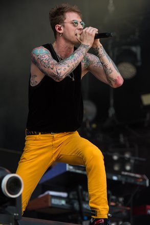 EMINEM vs MACHINE GUN KELLY supporting image