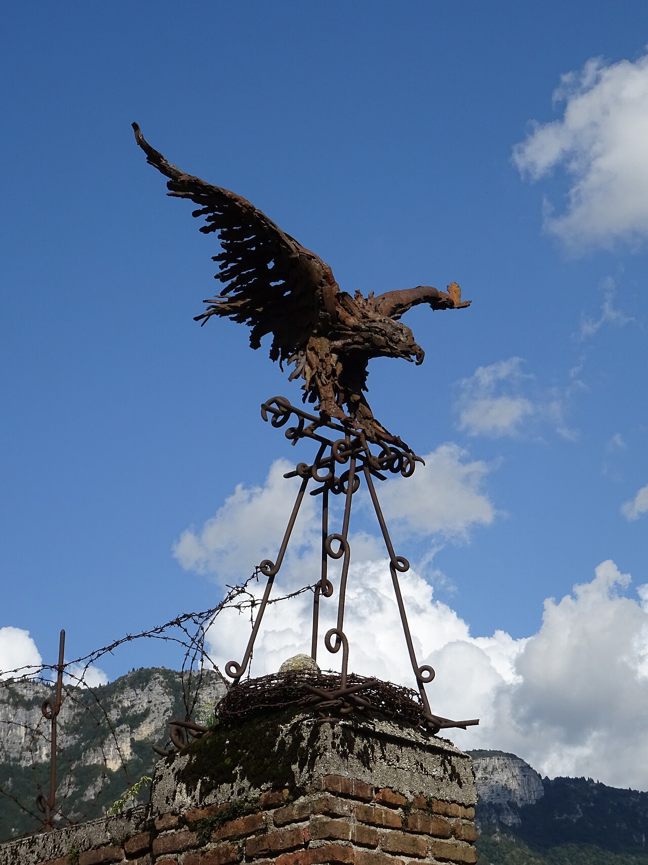 Castello di Velo - Statua aquila.jpg